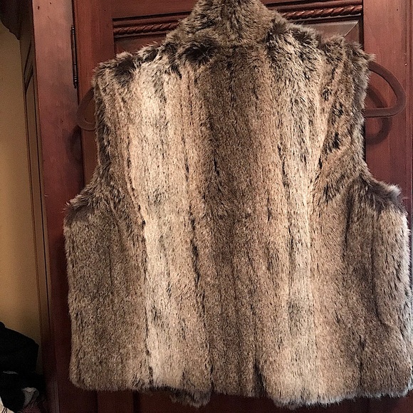 LAUREN RALPH LAUREN FAUX FUR VEST - Picture 2 of 6